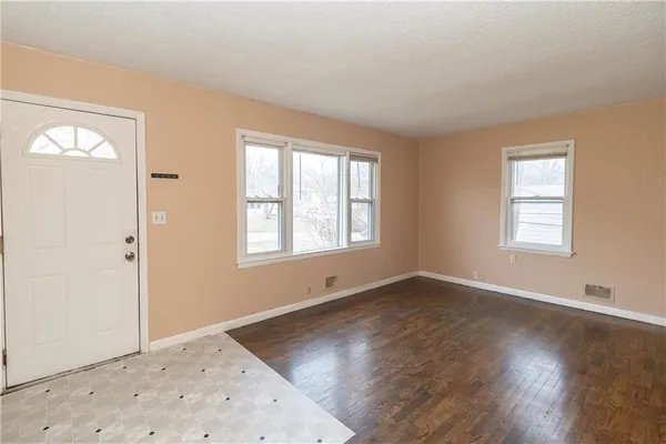 $185,000 | 7109 North Cherry Lane, Gladstone, MO 64118