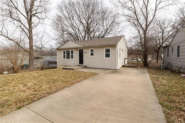 $185,000 | 7109 North Cherry Lane, Gladstone, MO 64118