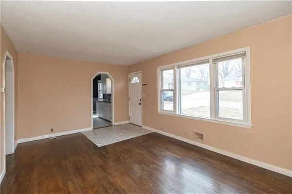 $185,000 | 7109 North Cherry Lane, Gladstone, MO 64118
