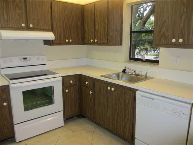 9290 Southwest 61st Way, Unit 27B Boca Raton, FL 33428 - Photo 5 of 14 Kitchen