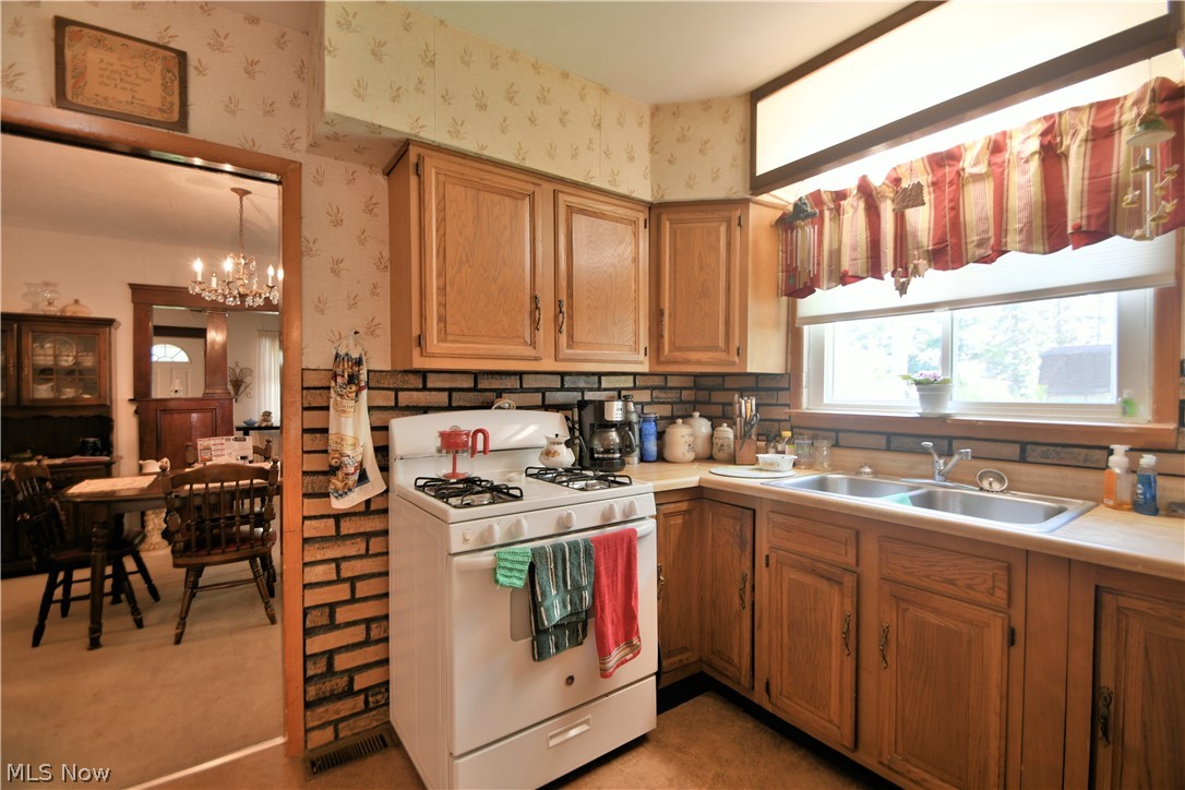 3903 Snow Road Cleveland, OH 44134 - Photo 3 of 26