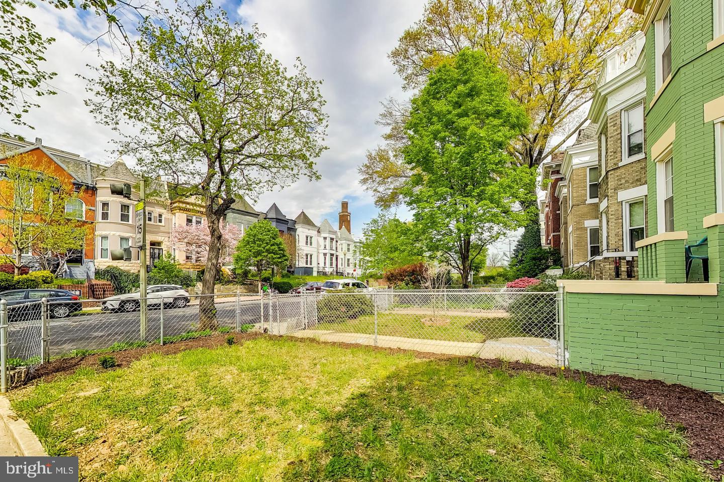 137 R Street Northeast Washington, DC 20002 - Photo 3 of 28 Large front yard