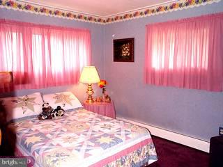 36 Hedge Road Levittown, PA 19056 - Photo 3 of 6 Gallery Image 3