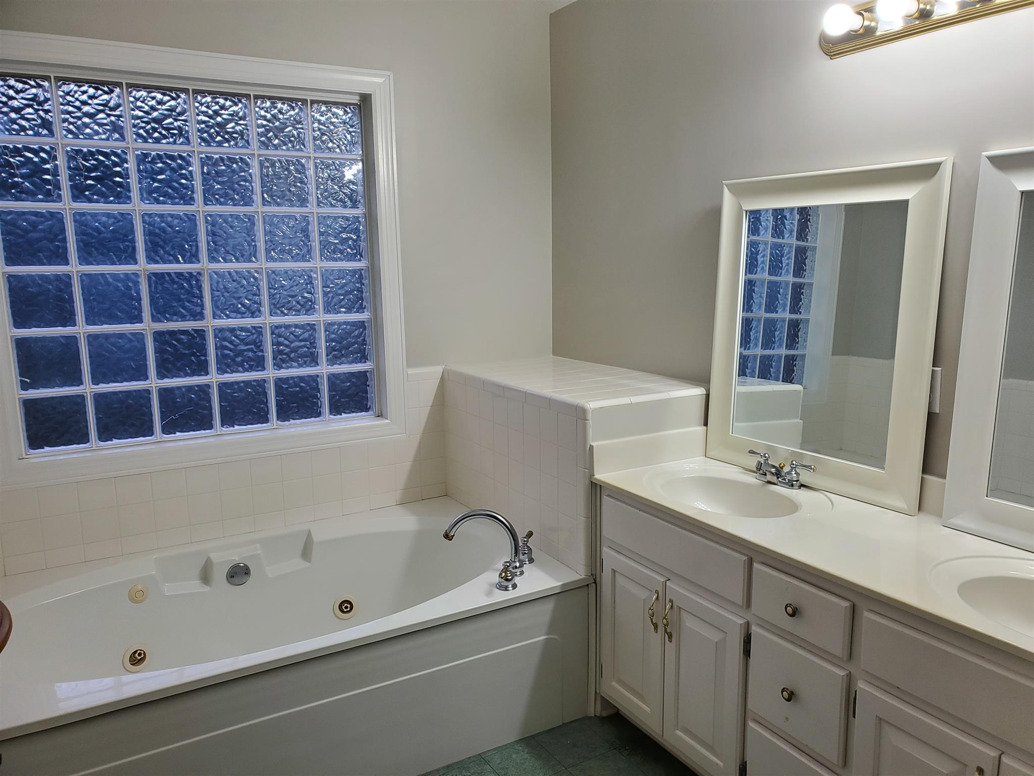75 Eastridge Road Fayetteville, TN 37334 - Photo 20 of 25 a bathroom with a tub sink and a mirror