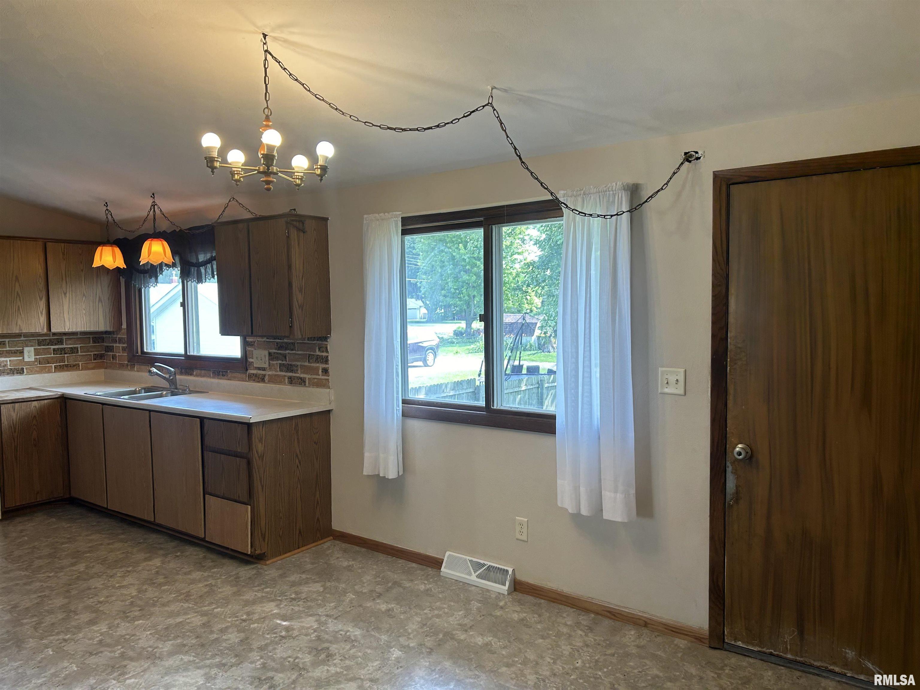116 North Spring Street Geneseo, IL 61254 - Photo 4 of 15 Gallery Image 4