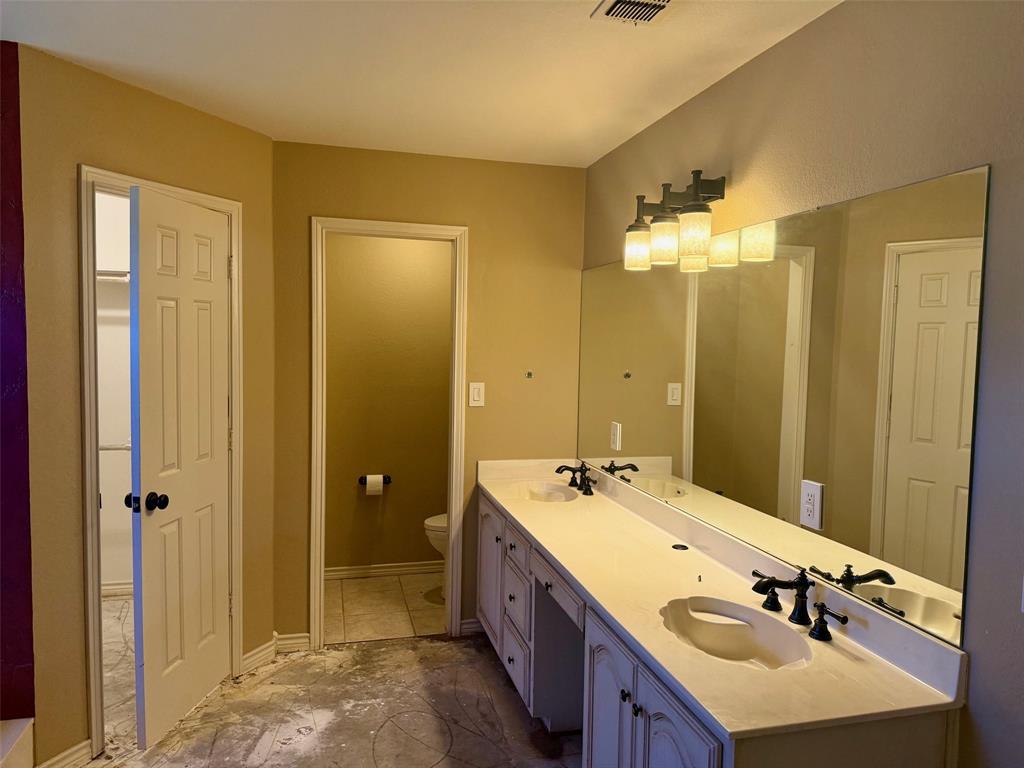300 Ridge Road Decatur, TX 76234 - Photo 18 of 23 Dual sinks in primary bathroom.