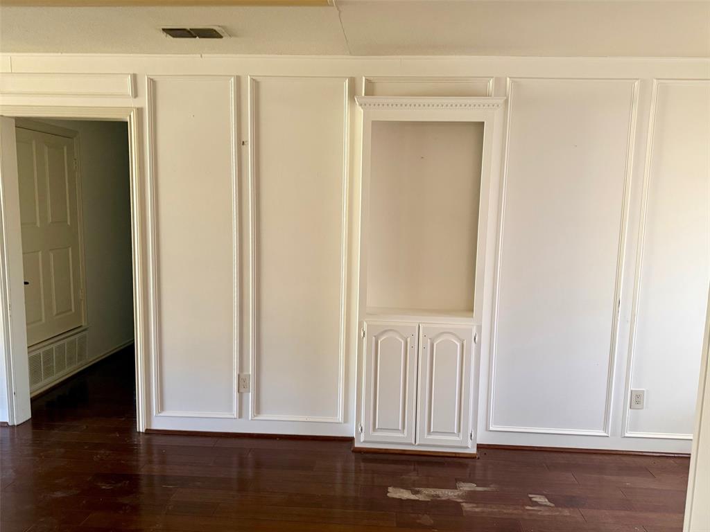 300 Ridge Road Decatur, TX 76234 - Photo 9 of 23 Livingroom buit-ins.