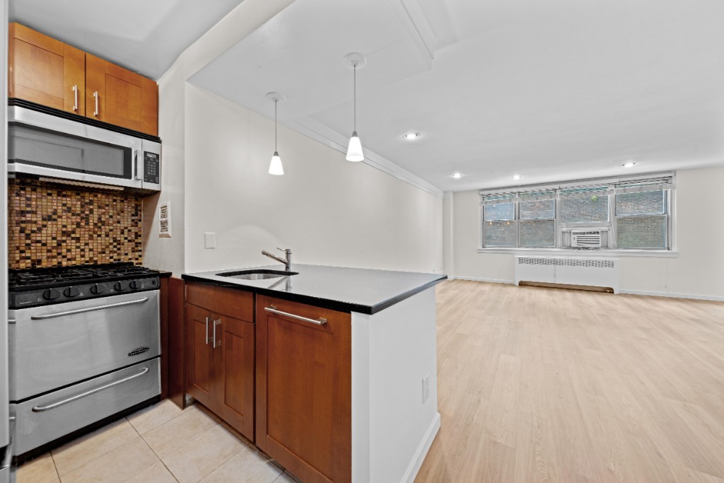 240 East 35th Street, Unit 3C Manhattan, NY 10016 - Photo 2 of 19 Photo 2