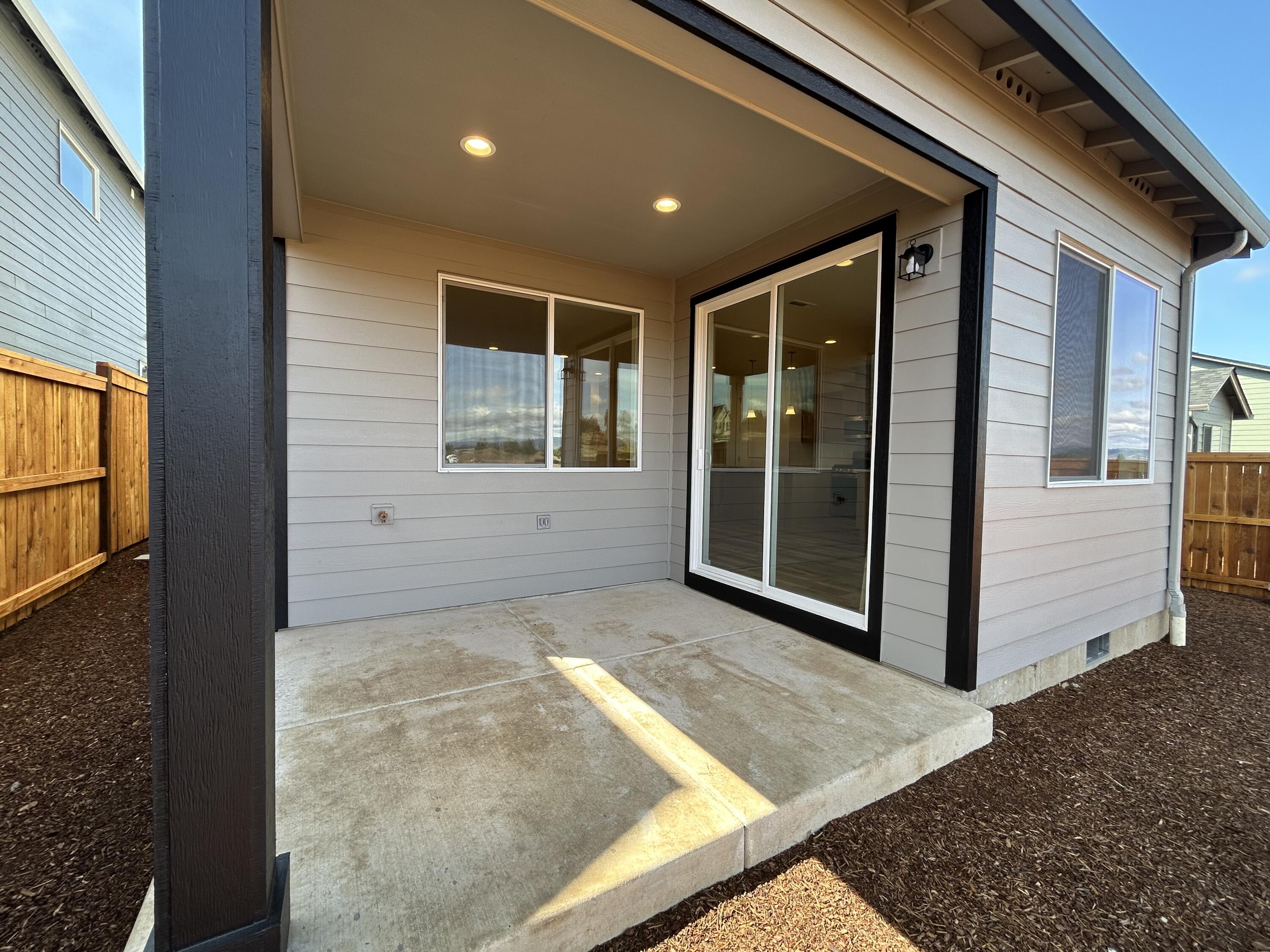121 Valemont Drive, Unit 34 Eagle Point, OR 97524 - Photo 22 of 24