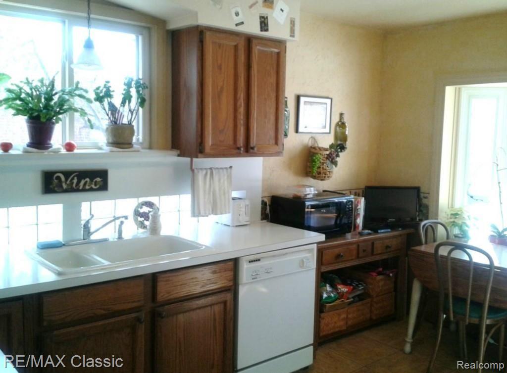 1961 Hawthorne Road Grosse Pointe, MI 48236 - Photo 9 of 27 Haw-KitSInk-Nook.jpg