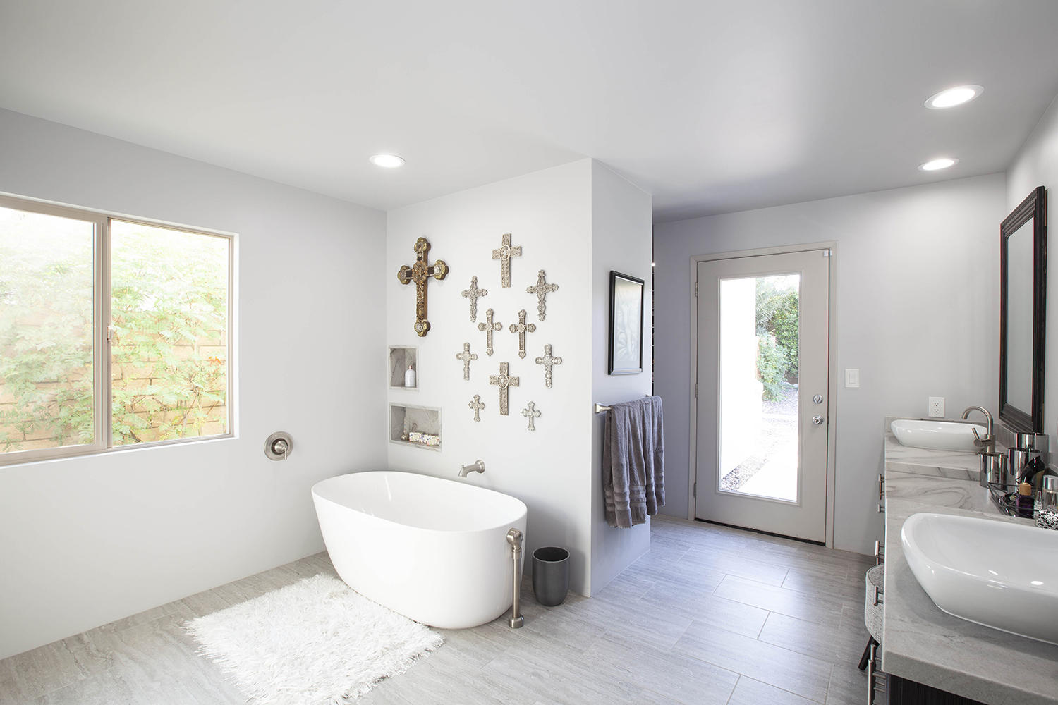 72861 Haystack Road Palm Desert, CA 92260 - Photo 30 of 45 a bathroom with a bathtub and a large window
