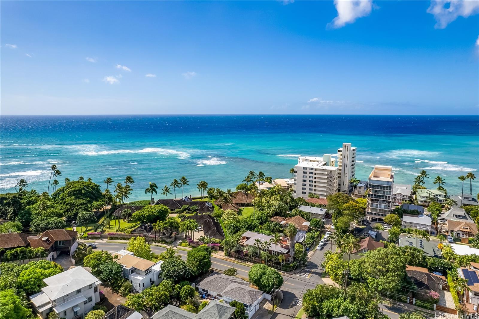 Located in the Diamond Head neighborhood makai on the makai side of Diamond Head, just steps to  sandy beach at Makalei Beach Park. Walkable to the entire Gold Coast, The Outrigger Canoe Club, Elks Club, the sandy beach at Kaimana Beach and Waikiki.