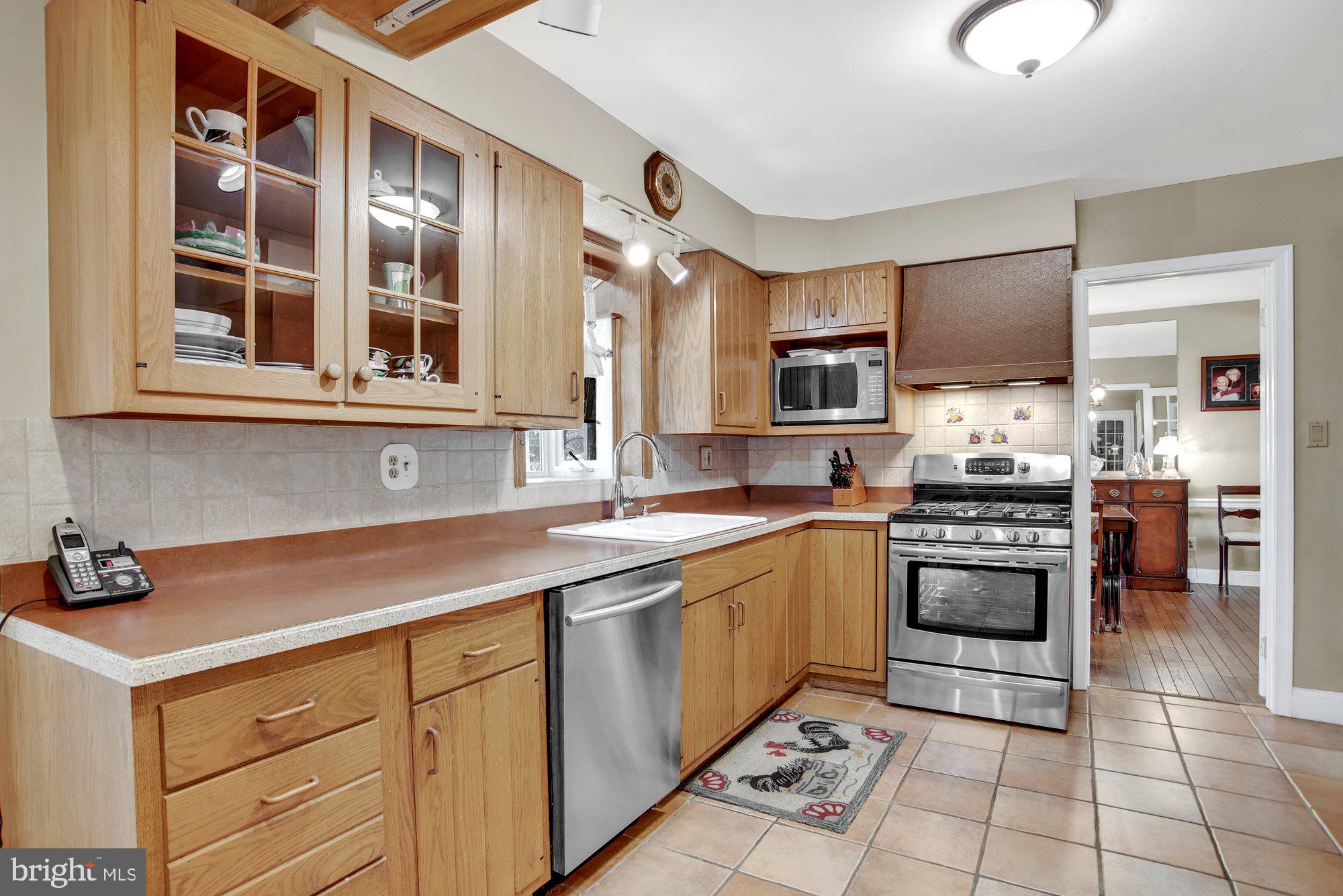 219 Ridgeway Road Catonsville, MD 21228 - Photo 10 of 35 Stainless appliances and gas cooking