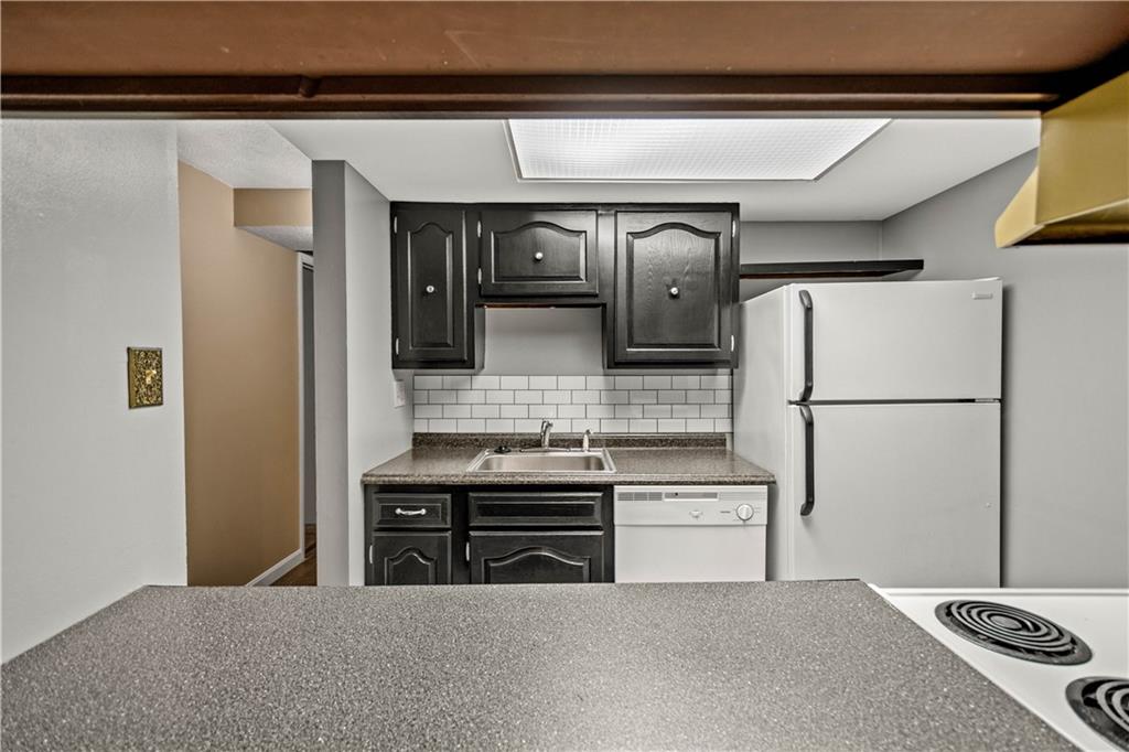 323 Ridge Point Circle, Unit 23 Bridgeville, PA 15017 - Photo 6 of 28 Gallery Image 6