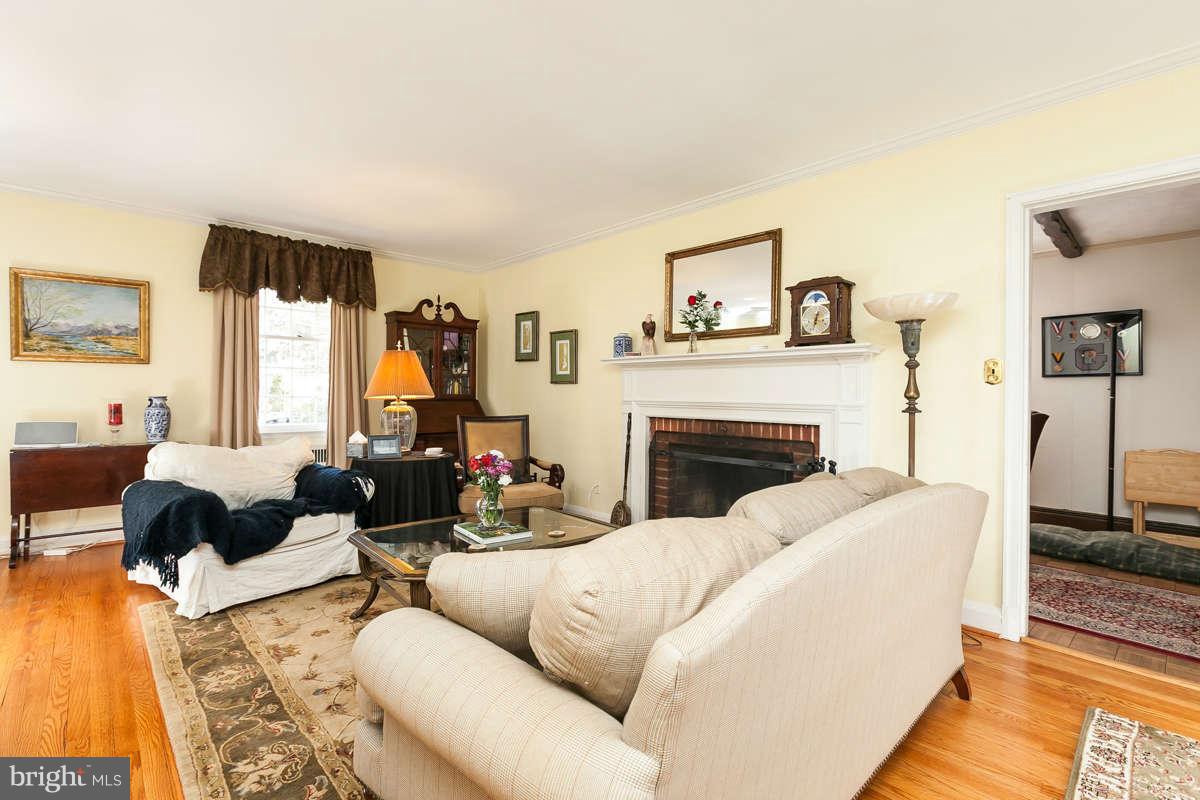 105 Greenbrier Road Baltimore, MD 21286 - Photo 4 of 27 Living Room