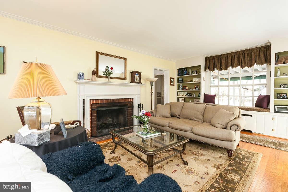 105 Greenbrier Road Baltimore, MD 21286 - Photo 5 of 27 Living Room