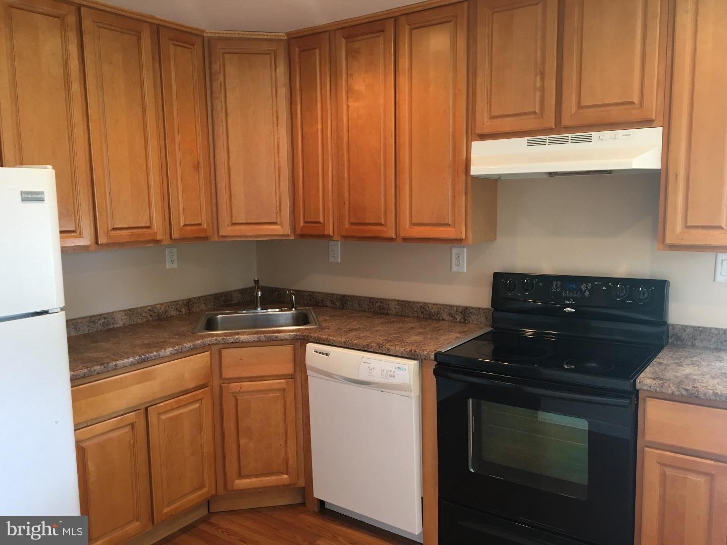27 Augusta Drive Newark, DE 19713 - Photo 2 of 10 Kitchen
