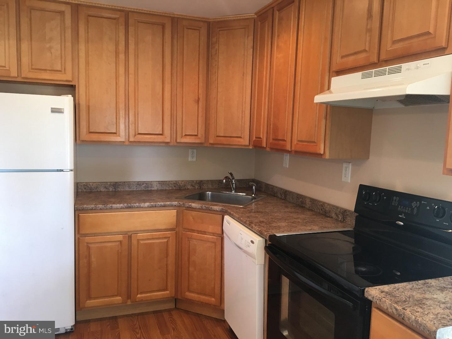 27 Augusta Drive Newark, DE 19713 - Photo 3 of 10 Kitchen