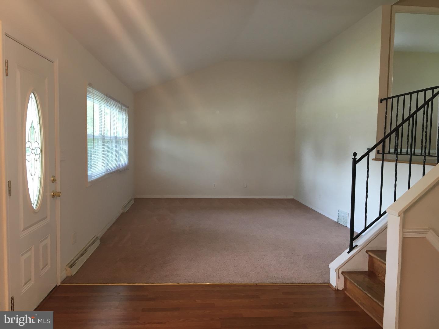 27 Augusta Drive Newark, DE 19713 - Photo 5 of 10 Living Room