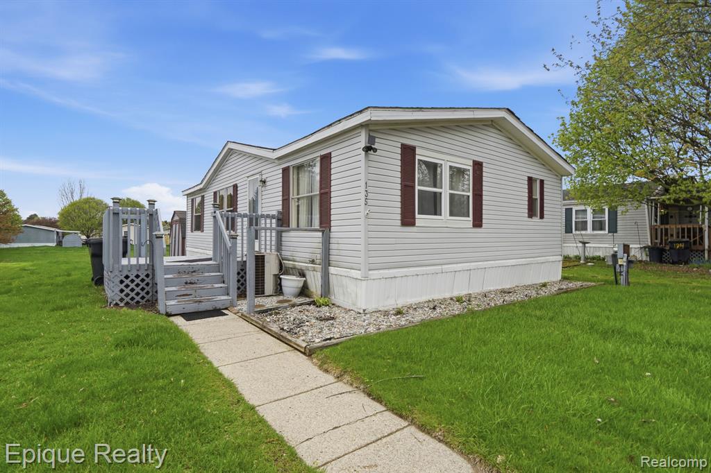 135 Hunters Rill Lapeer, MI 48446 - Photo 1 of 25