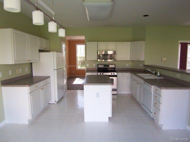 748 Caribou Court Rochester, MI 48307 - Photo 3 of 16 Kitchen2