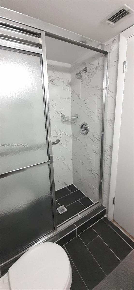 250 Gate Road, Unit 160 Hollywood, FL 33024 - Photo 11 of 33 a bathroom with a glass shower door