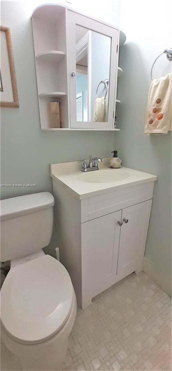 250 Gate Road, Unit 160 Hollywood, FL 33024 - Photo 13 of 33 a bathroom with a toilet sink and mirror