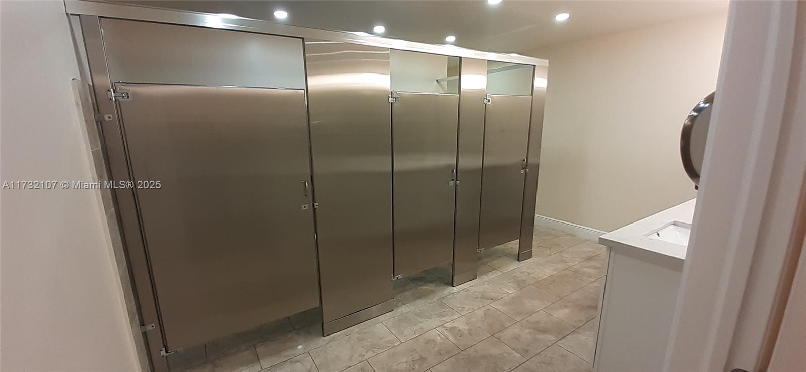 250 Gate Road, Unit 160 Hollywood, FL 33024 - Photo 23 of 33 a bathroom with a mirror and a shower