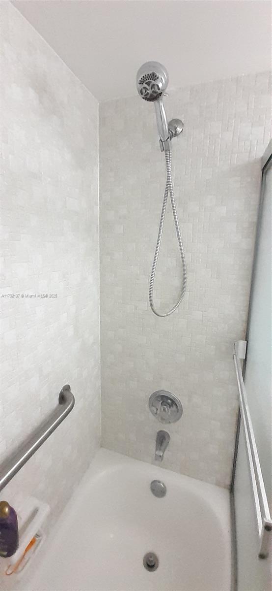 250 Gate Road, Unit 160 Hollywood, FL 33024 - Photo 24 of 33 a bathroom with a bath tub with a shower