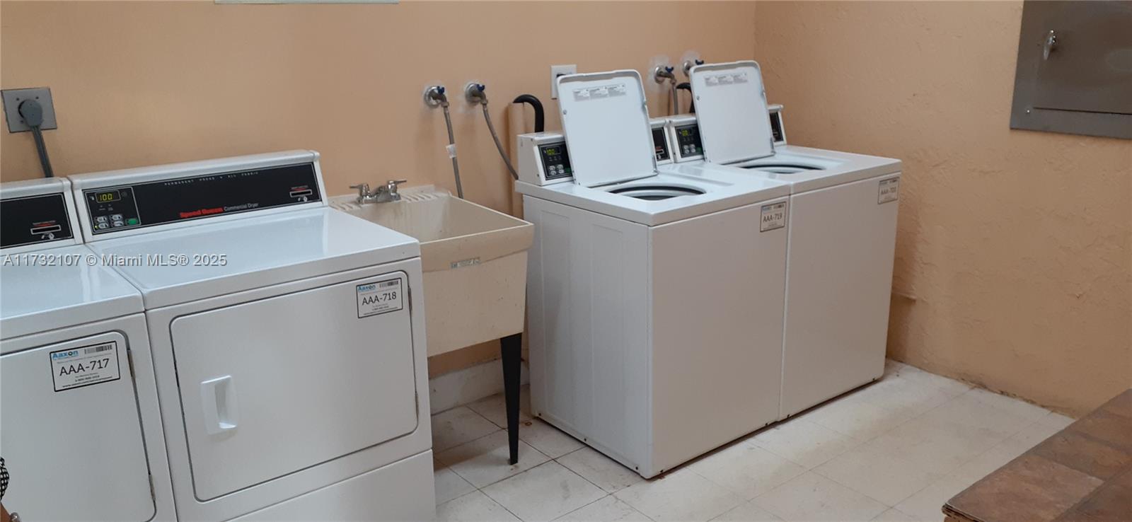 250 Gate Road, Unit 160 Hollywood, FL 33024 - Photo 29 of 33 a utility room with dryer and washer