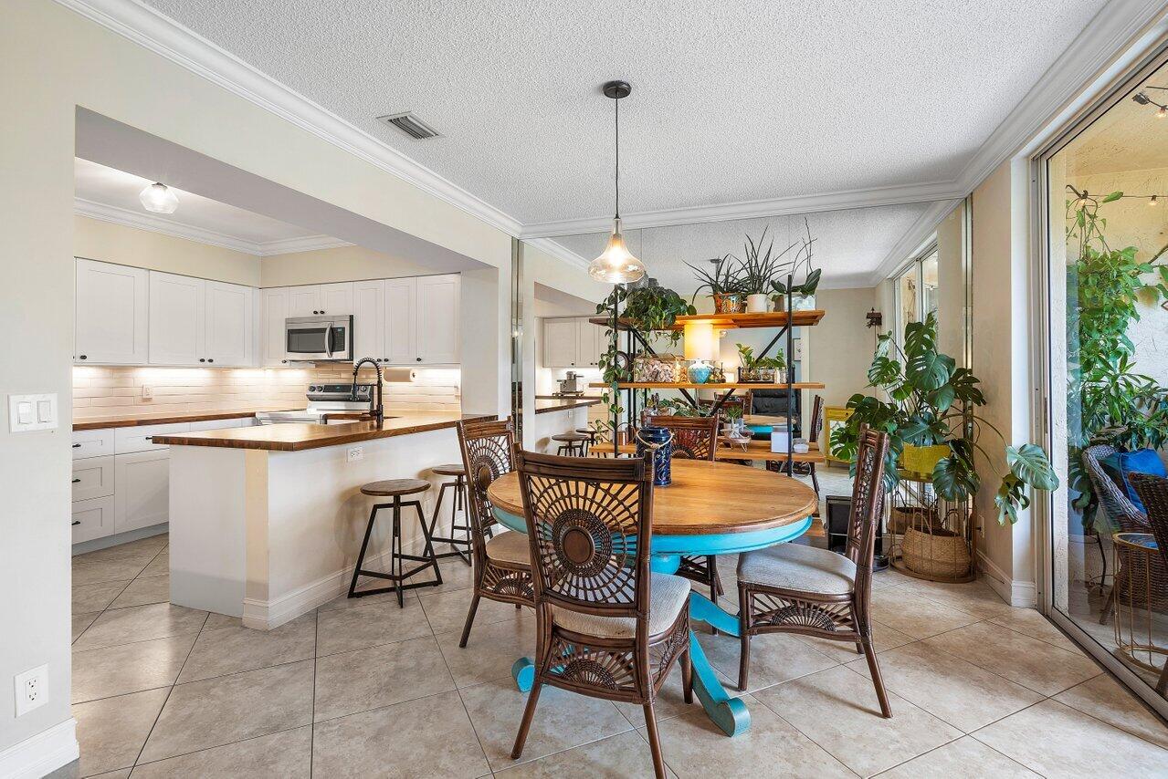 23158 Island View, Unit 4 Boca Raton, FL 33433 - Photo 11 of 40 Family Room off Kitchen