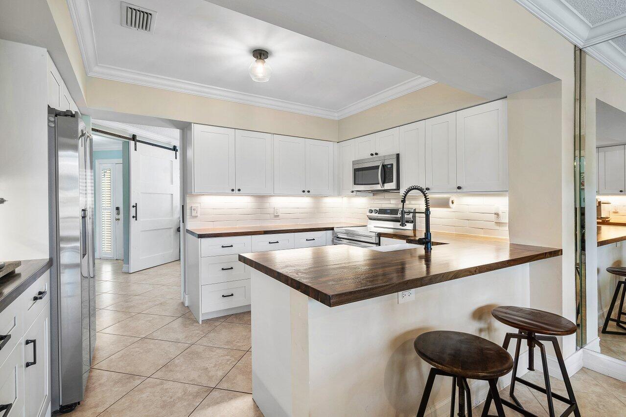 23158 Island View, Unit 4 Boca Raton, FL 33433 - Photo 3 of 40 Brazilian Oak Counters