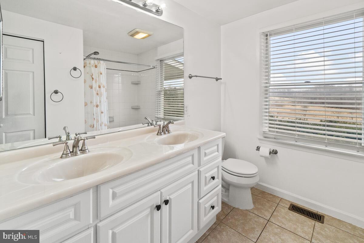 7943 Dollyhyde Road Mount Airy, MD 21771 - Photo 19 of 57 1st Floor Bath