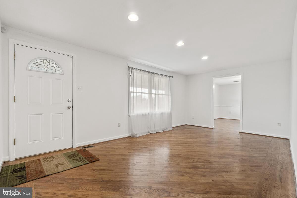 7943 Dollyhyde Road Mount Airy, MD 21771 - Photo 5 of 57 Living Room w/Entry Door