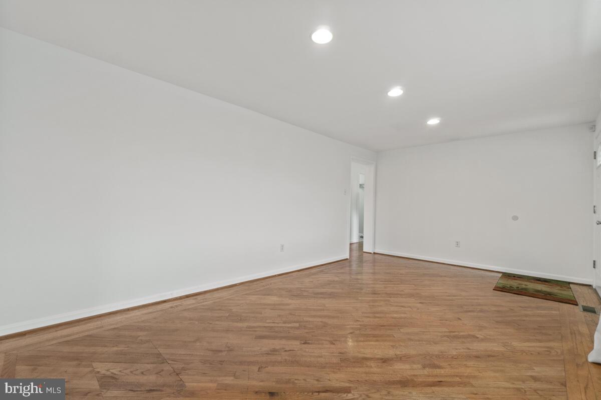 7943 Dollyhyde Road Mount Airy, MD 21771 - Photo 6 of 57 Living Room