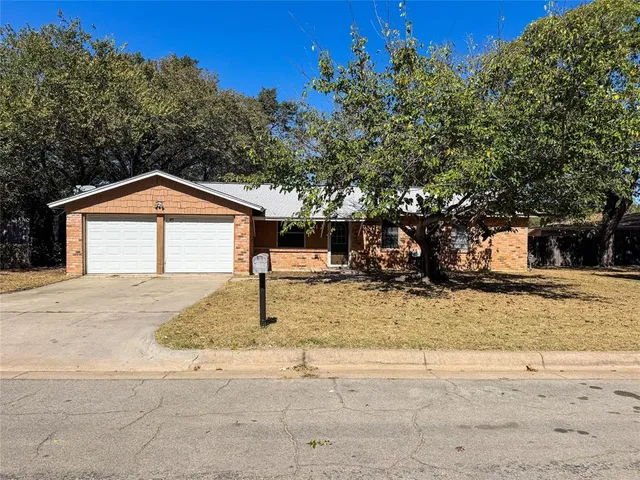 $1,695 | 302 Bowles Court, Kennedale, TX 76060