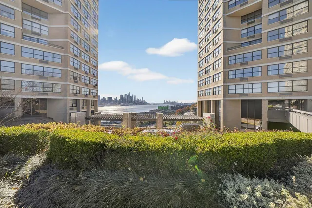 $275,000 | 7002 Boulevard East, Unit 42B, Guttenberg, NJ 07093