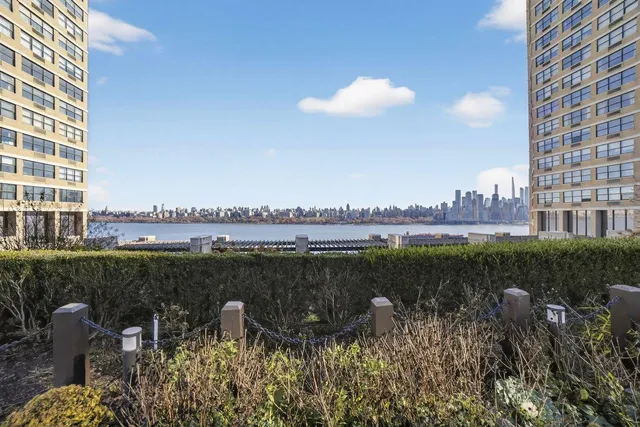 $275,000 | 7002 Boulevard East, Unit 42B, Guttenberg, NJ 07093