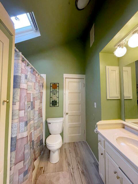 909 South Stage Road Medford, OR 97501 - Photo 36 of 63 Guest bath with access to guest bedroom and laundry room