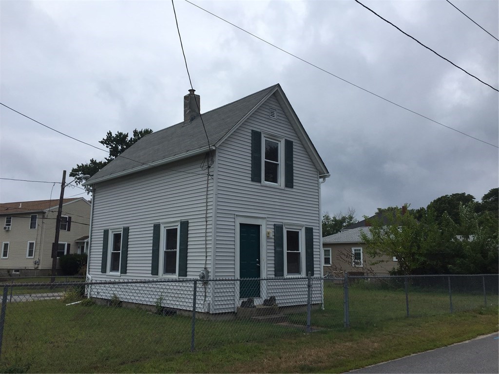 40 Shore Road East Providence, RI 02915 - Photo 1 of 17 Gallery Image 1