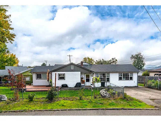$380,000 | 663 Northeast Knoll Avenue, Roseburg, OR 97470