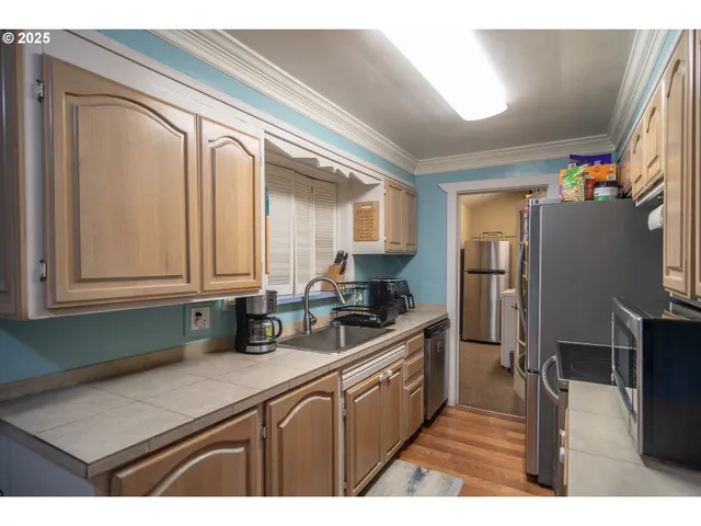 $370,000 | 663 Northeast Knoll Avenue, Roseburg, OR 97470