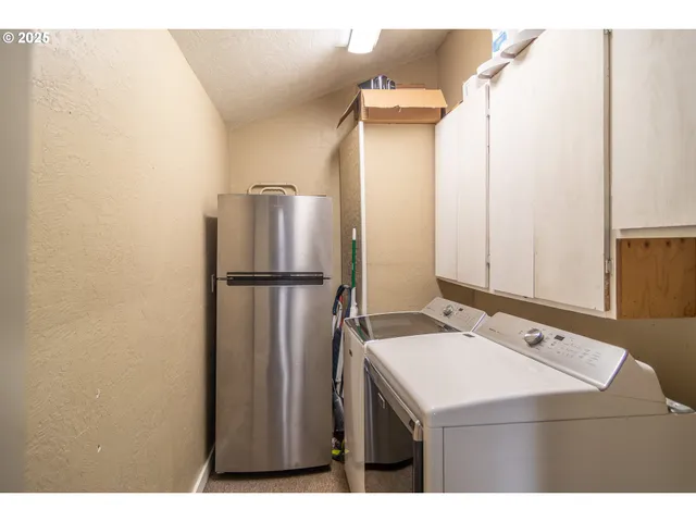 $370,000 | 663 Northeast Knoll Avenue, Roseburg, OR 97470