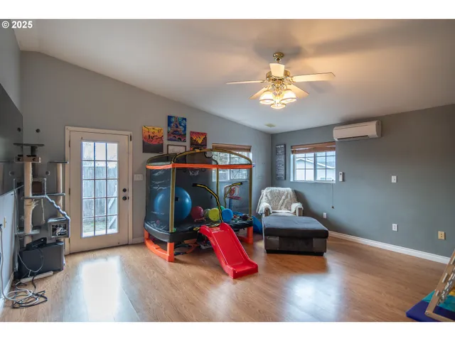 $370,000 | 663 Northeast Knoll Avenue, Roseburg, OR 97470