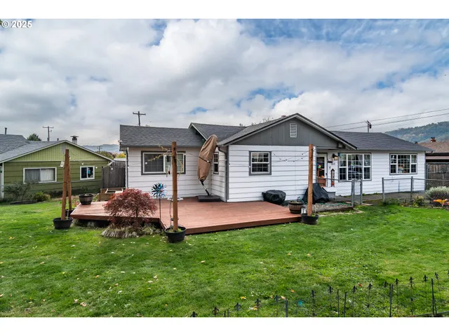 $370,000 | 663 Northeast Knoll Avenue, Roseburg, OR 97470