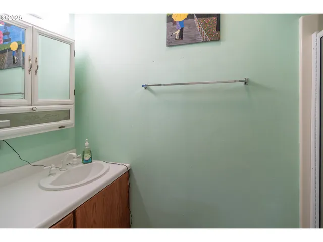 $370,000 | 663 Northeast Knoll Avenue, Roseburg, OR 97470