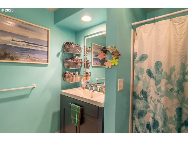 $370,000 | 663 Northeast Knoll Avenue, Roseburg, OR 97470