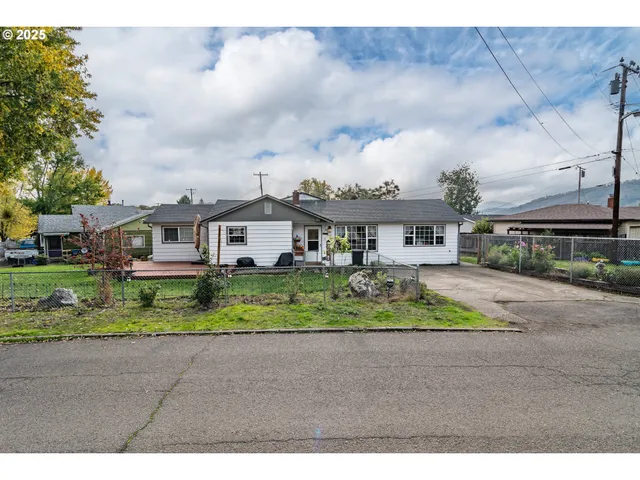 $370,000 | 663 Northeast Knoll Avenue, Roseburg, OR 97470