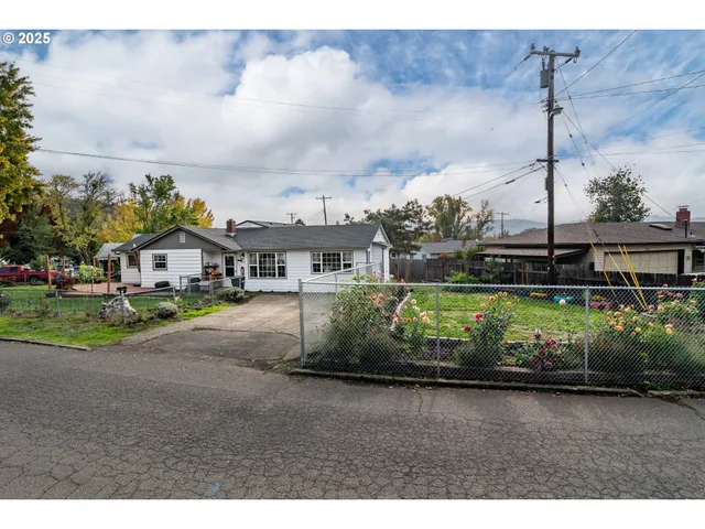 $370,000 | 663 Northeast Knoll Avenue, Roseburg, OR 97470