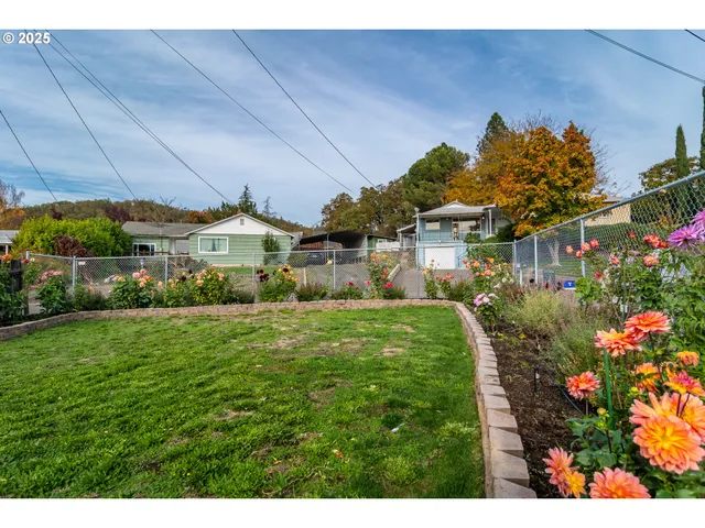 $370,000 | 663 Northeast Knoll Avenue, Roseburg, OR 97470